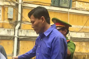 Gã xe ôm cưỡng hiếp, cướp điện thoại của người xin việc