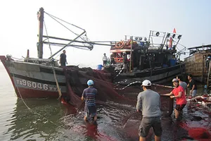 Nổ tàu cá, 8 người bị thương
