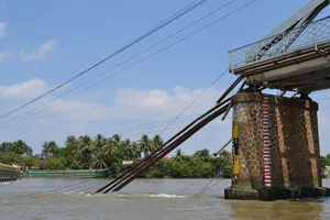 Clip sập cầu Ghềnh ở Đồng Nai 