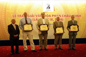 GS Trịnh Xuân Thuận được Quỹ Phan Châu Trinh vinh danh