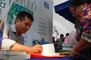 Nhà thơ Lê Minh Quốc và hai đứa con tinh thần