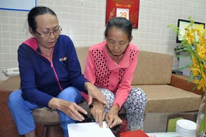 Bạn đọc báo Pháp Luật TP.HCM thanh toán viện phí cho chị Khê