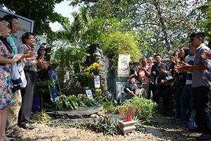 Hàng trăm người viếng thăm mộ Trịnh Công Sơn 