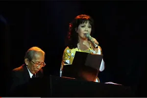 Nhạc sĩ Nguyễn Ánh 9 đệm đàn, ca sĩ Ánh Tuyết trình diễn