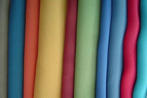 Băng trộm nữ vào kho trong sân bay... trộm vải 