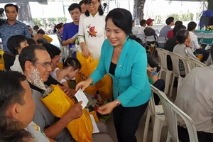 Tặng quà cho 445 công nhân bị tai nạn lao động