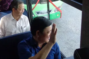 Bí thư Đinh La Thăng vẫy tay mời gọi người dân Cần Giờ đi xe buýt