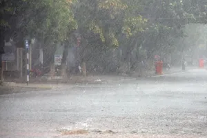 Trung Bộ nắng nóng trên diện rộng, Bắc Bộ tiếp tục mưa giông