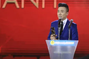 Trấn Thành đoạt cú đúp giải thưởng HTV Awards 2016