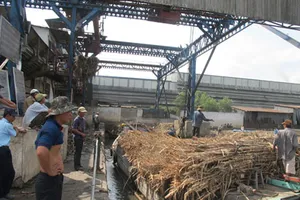 Công nhân tụ tập phản đối nhà máy không trả đủ lương