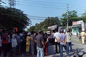 Bà cụ đi qua đường bị xe máy tông tử vong