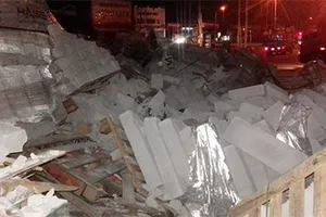 Container chở bê tông lật giữa đường, tài xế và phụ xe bị thương