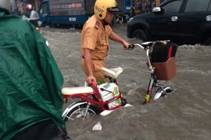 Tình người trong cơn mưa