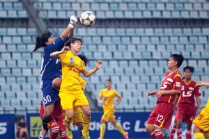 Nỗ lực bắt bóng, thủ môn Thu Em nhập viện