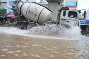 Hà Nội vẫn chìm trong ngập sâu