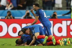 Pháp - Romania: 2:1 - 'Gà trống' gáy vang đêm Paris