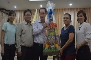 UBND quận Tân Phú thăm báo Pháp Luật TP.HCM