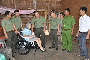 Công an Trà Vinh: Tặng quà cho người nghèo