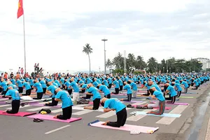 Hàng trăm người tập Yoga giữa biển Nha Trang