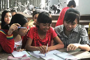 Lớp học hè dành cho trẻ em nghèo ở một ngôi chùa