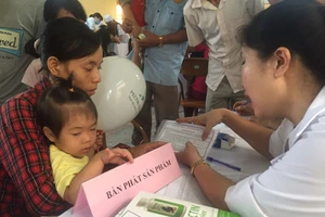 Người dân thôn Đông Mai được thải độc chì