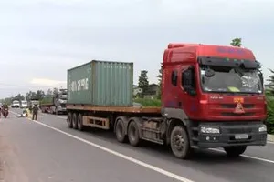 Xe máy va chạm container, 2 người thương vong