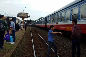 Cháy đầu máy tàu hỏa, đường sắt Bắc-Nam tê liệt nhiều giờ