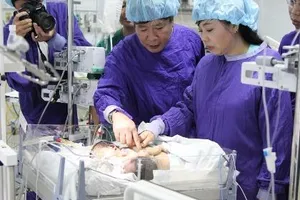 Bộ trưởng Y tế thăm 2 bé sơ sinh dính nhau ở Hà Giang