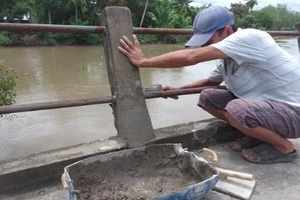 Trưởng ấp huy động người sửa lại lan can cầu bị phá