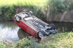 Ô tô lật ngửa dưới mương làng