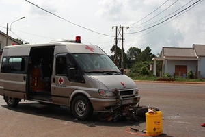 Va chạm với xe chở quan tài, 2 người đi xe máy trọng thương