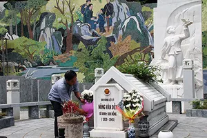 Về thăm nơi mẹ con anh Kim Đồng yên nghỉ