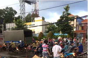 Tránh chai nước, nam thanh niên bị xe tải cán tử vong