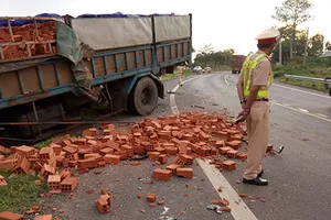 Xe chở gạch tông ô tô khiến tài xế chết thảm trong cabin 