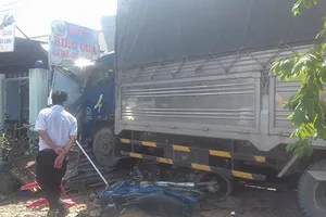 Xe tải ủi hàng loạt xe máy rồi lao vào quán ăn 