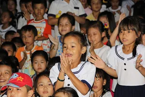 Mang Trung thu đến tận xã nghèo ở Bến Tre