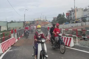 TP.HCM: Thông xe qua cầu tạm Tân Kỳ-Tân Quý