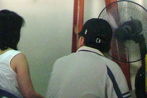 Truy bắt nhóm chém người, cướp tiền ở chợ Bình Tây