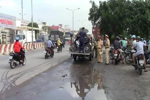 Tránh vũng nước, cô gái trẻ bị container cán tử vong