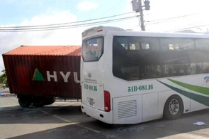 Container đâm ôtô giường nằm, hàng chục người bị thương