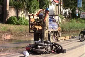 Tránh xe tải, 2 vợ chồng bị xe ba gác chèn qua người