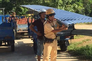 Bắt giữ hàng loạt xe ba gác chở hàng sai quy định