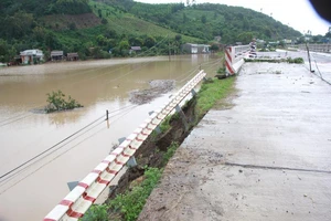 Lật cano cứu hộ, 7 chiến sĩ công an bị lũ cuốn​