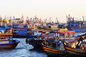 Phát hiện 1 tàu lạ nước ngoài trôi dạt ngoài khơi