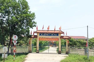 Nhóm 'xăm trổ' vào trường đánh bảo vệ