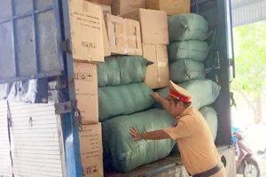 Bắt xe biển số Lào chở 11 bao đạn chì