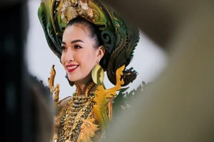 Á hậu Lệ Hằng đi thi hoa hậu hoàn vũ trùng ngày tết 