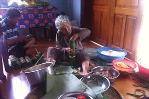 Gói bánh tét ngày cuối năm