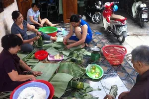 Người Huế ở Cam Ranh gói bánh tét ngày cuối năm