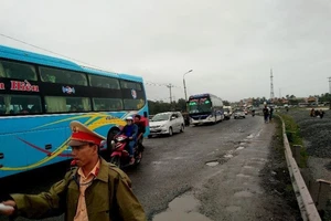 Kẹt xe cả chục cây số, CSGT điều phương tiện vá 'ổ voi'